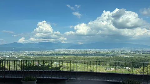 蒼穹と山並みの織りなす広がり