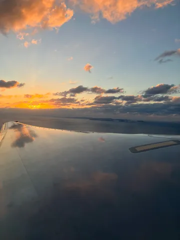 夕焼けを映す、鏡の翼