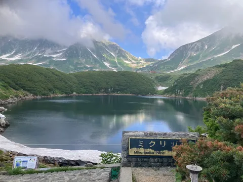 雲間に浮かぶ天空の湖