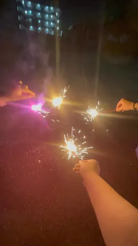 夜空に咲く線香花火の魔法