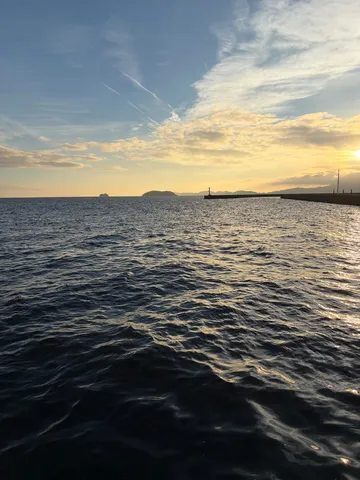 夕陽と海の金色の断片