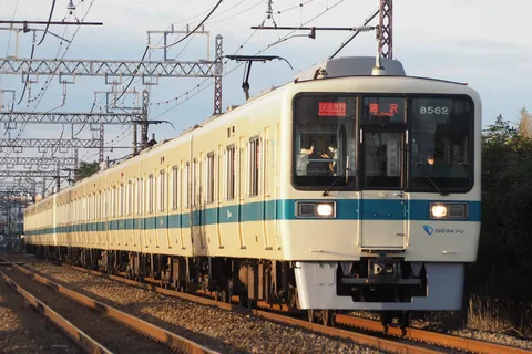 夕暮れを走る通勤電車