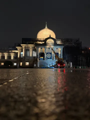 雨夜に佇む、神秘的な寺院の灯り