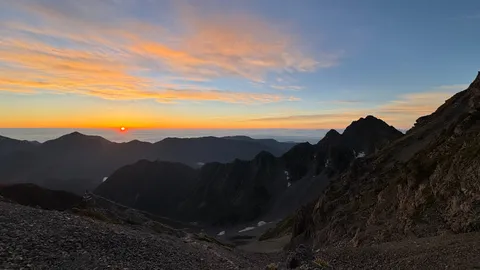 夕陽と岩峰の静寂