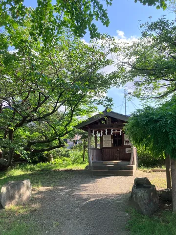 静寂の小道、古刹の囁き