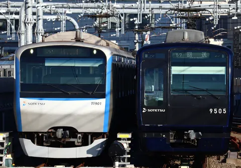 並走する青と黒の鉄道