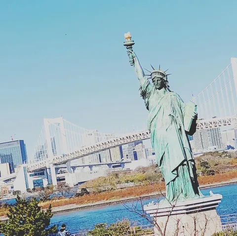 自由の像と橋の朝