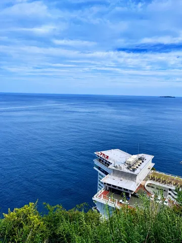 海と崖の上の静寂
