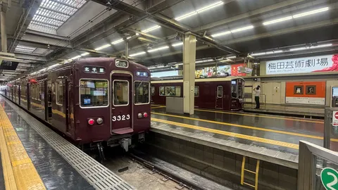 整列ピッタリ、マルーン電車