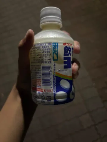 夜に佇む、乳酸菌飲料の灯り