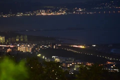 夜景と海の静かな境界