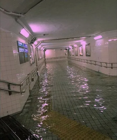 地下通路の静かな水面