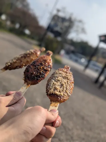 素朴な甘さ、串に刺さった和菓子
