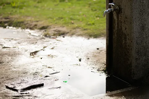 光と水たまり、そして水道
