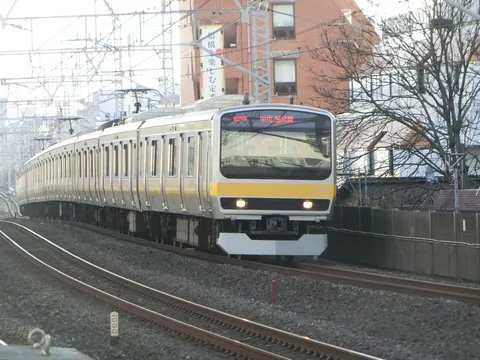 銀色の列車、光の中へ