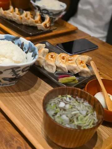 焼き餃子と湯気立つスープの温もり