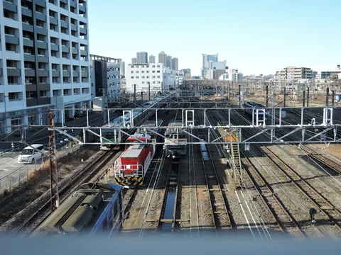 線路が交差する都会の朝