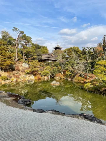 新緑の庭園、池に映る五重塔