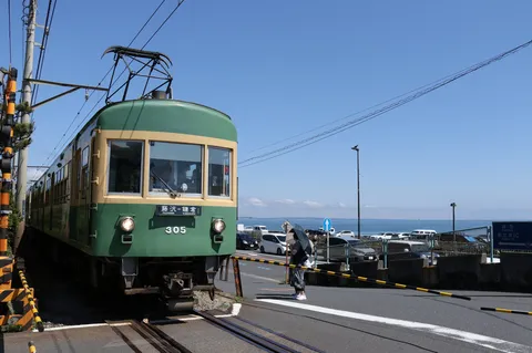 青空とレトロな電車