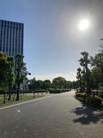 青空にそびえる巨大ロボットとビル