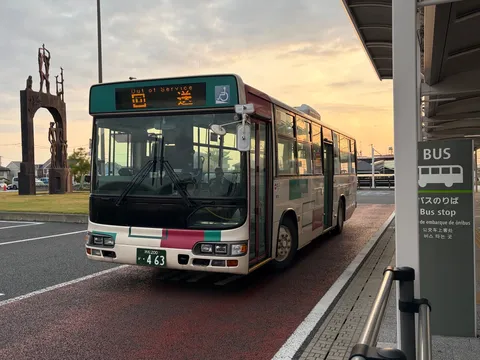 夕暮れの待機バス