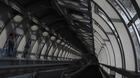 近未来的なトンネルの誘い