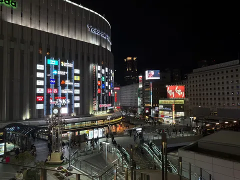 ネオンきらめく都会の夜景