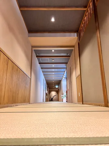 和モダンの静かな廊下