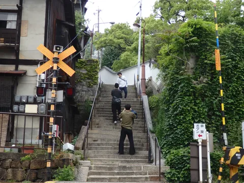 石段続く、緑豊かな街角