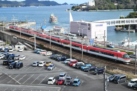 海と鉄道が紡ぐ潮の風景