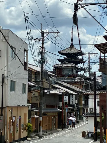 電線と古都のコントラスト