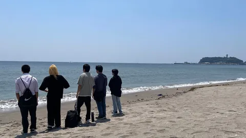 青い海と空、五つの視線