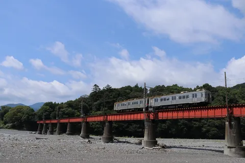 渓谷を渡る銀色の電車
