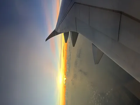 機窓に広がる夕焼け空