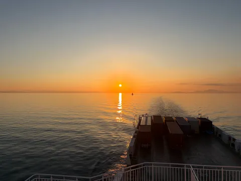 フェリーの航跡と夕陽