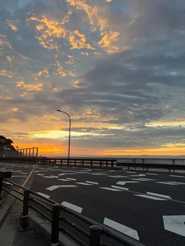 黄昏の海沿い道景