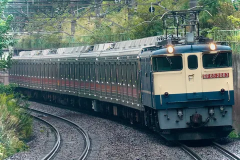 曲がりくねる線路の銀青列車