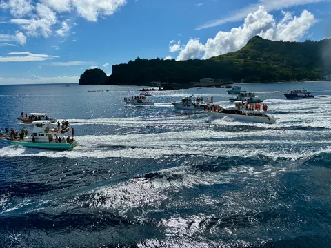 青い海原と祝福の船団