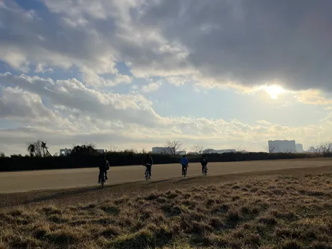 雲と夕日のサイクリングロード