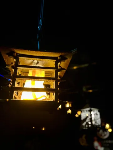 灯火に照らされる夜の静寂