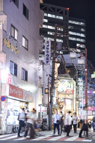 ネオン輝く街の活気