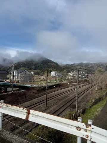 雨上がりの線路と山々