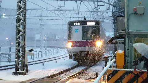 雪煙を上げる冬の鉄路