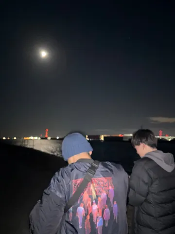 夜空に浮かぶ月と二人のシルエット