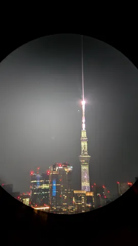 夜霧に浮かぶ摩天楼