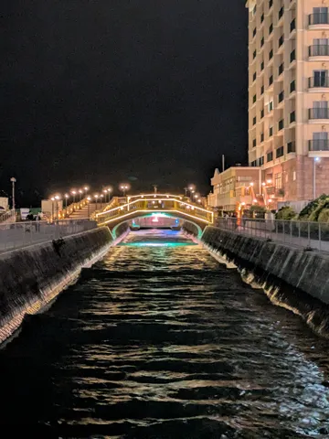 夜の川面に映る光の道