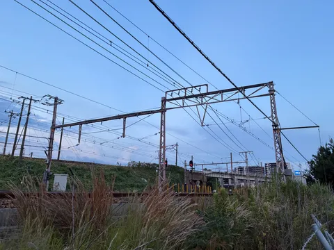 夕暮れ、電車の架線と空