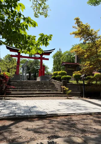 鳥居と影のある午後