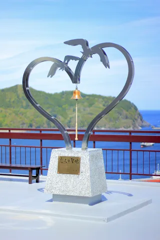 恋人の聖地と海を見下ろす鐘