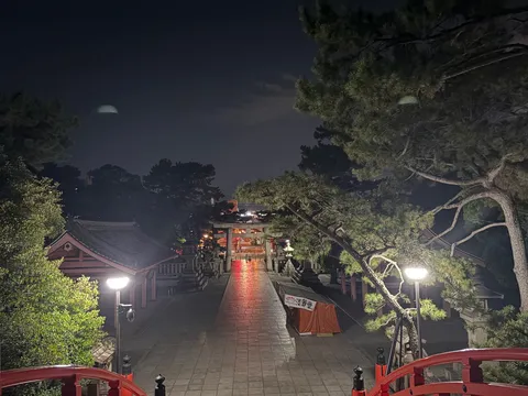 夜の静寂、鳥居への誘い